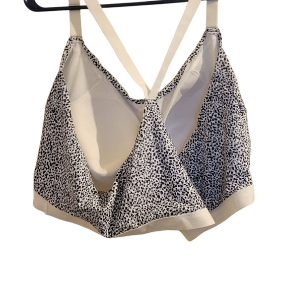 Old Navy Black and White Patterned Activewear Top Size 4X NWOT - Picture 3 of 6